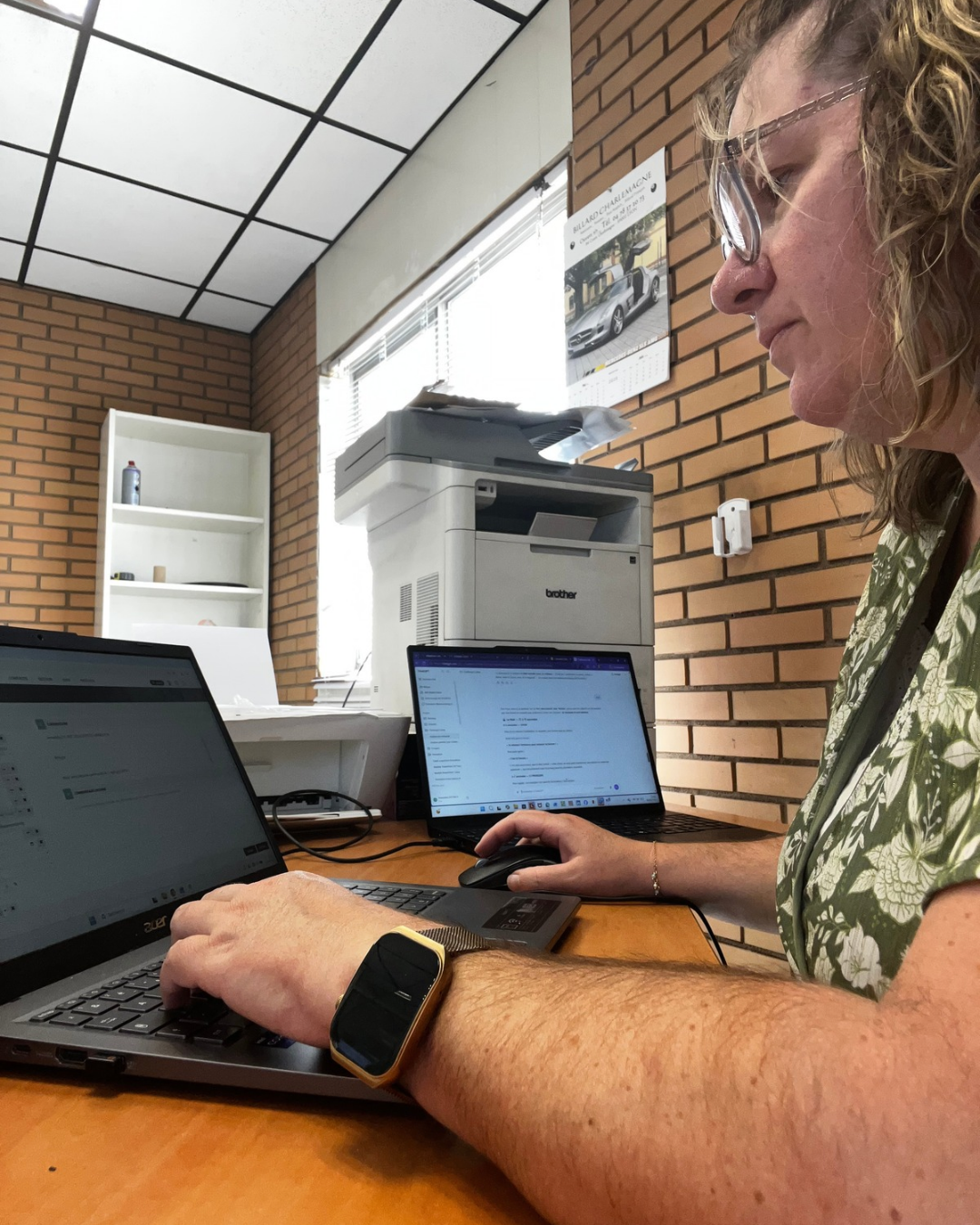 Assistante administrative indépendante travaillant à son bureau